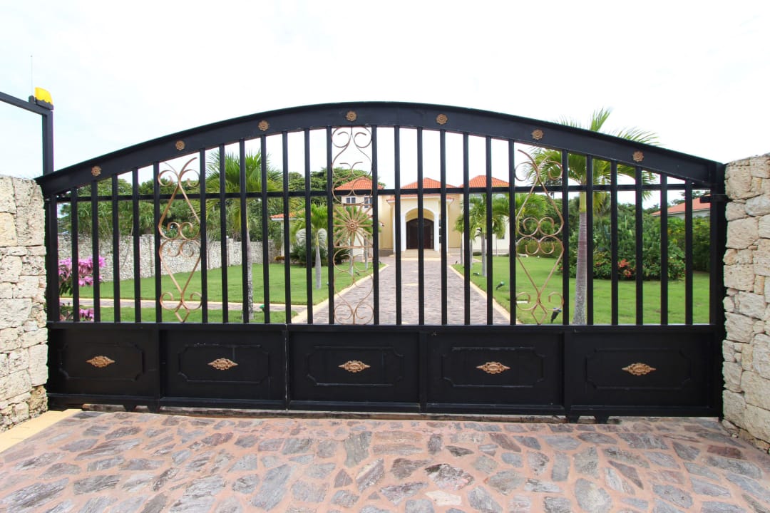 147941-gate_elena