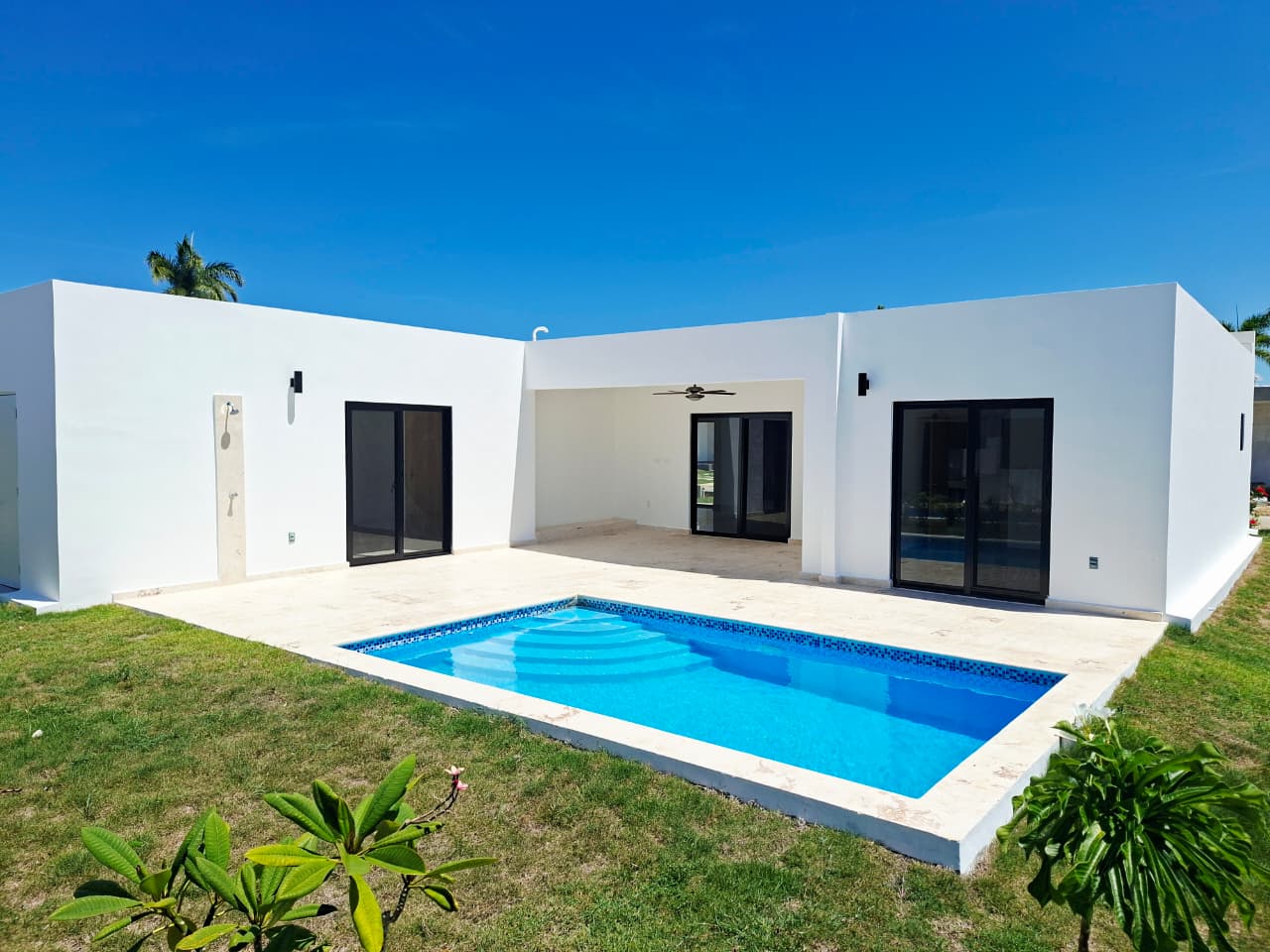 157340-sov_outside_pool_2